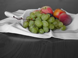 Foto di frutta colorata su sfondo in bianco e nero
