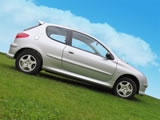 Peugeot 206 con cielo azzurro