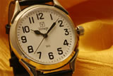 Orologio su stoffa dorata