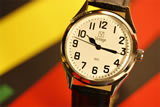Orologio con strisce di carta colorata