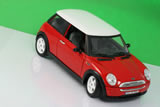 Mini Cooper con sfondo verde